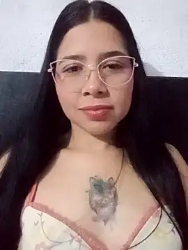Snapshot of elyne_hot chatting on 10.17.25 elyne hot online show from 10.17.25