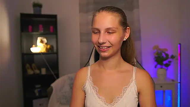 Snapshot of emmie_murray chatting on 06.19.26 emmie murray online show from 06.19.26