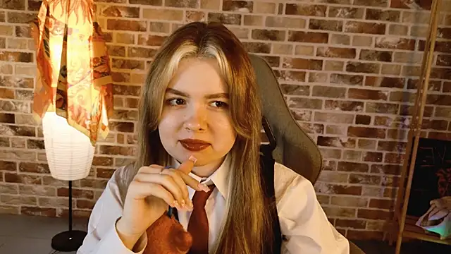 Snapshot of HaleySun chatting on 09.28.25 HaleySun online show from 09.28.25