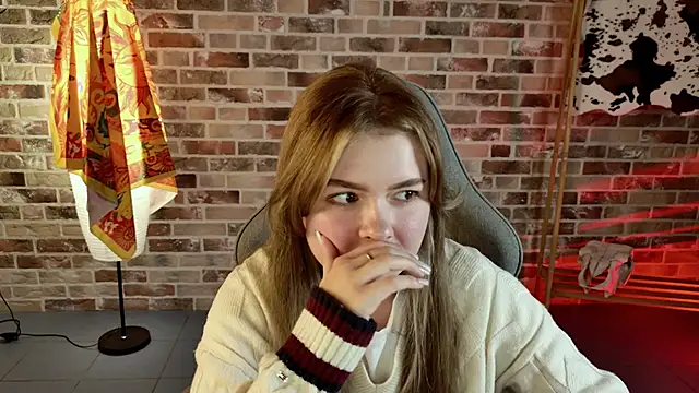 Snapshot of HaleySun chatting on 10.14.25 HaleySun online show from 10.14.25