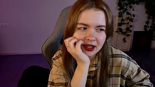 Snapshot of HaleySun chatting on 10.20.25 HaleySun online show from 10.20.25