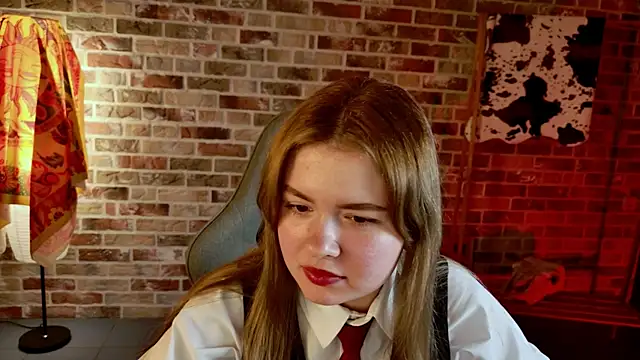 Snapshot of HaleySun chatting on 10.23.25 HaleySun online show from 10.23.25