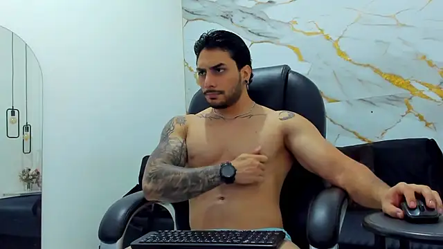 Snapshot of Miike_Stone1 chatting on 10.08.25 Miike Stone1 online show from 10.08.25