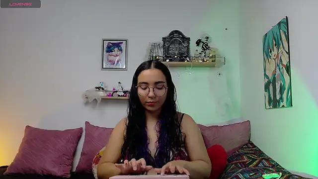 LucyDerby online show from 10.28.25