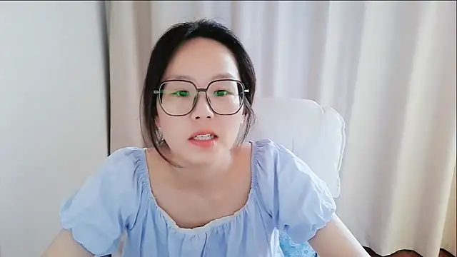 Snapshot of guai00 chatting on 06.13.26 guai00 online show from 06.13.26
