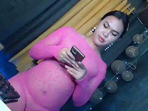 Snapshot of itsme_karina5 chatting on 10.17.25 itsme karina5 online show from 10.17.25