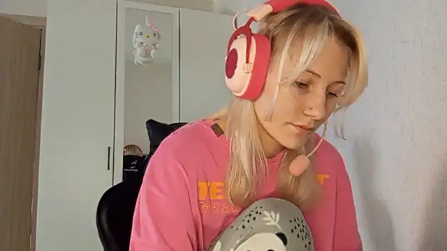 Snapshot of KandaceMassanelli chatting on 10.11.25 KandaceMassanelli online show from 10.11.25