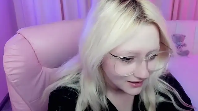 JuliaSharkk online show from 10.15.25