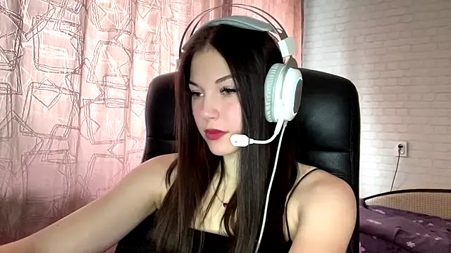 Tyrira glow online show from 10.05.25