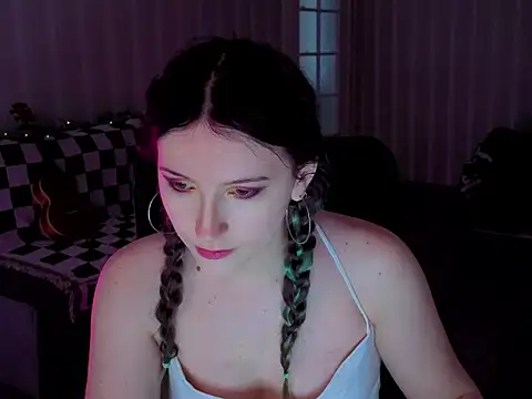 Snapshot of violet-siren-x chatting on 05.15.26 violet-siren-x online show from 05.15.26