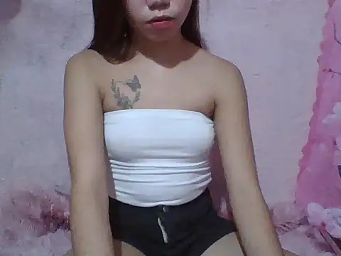 Snapshot of SweetPussie18x chatting on 05.27.26 SweetPussie18x online show from 05.27.26