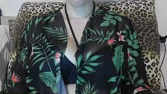 Snapshot of Estrella7x chatting on 10.22.25 Estrella7x online show from 10.22.25