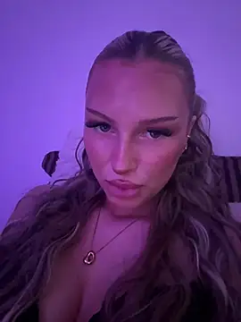 Snapshot of blondeeee chatting on 07.03.26 blondeeee online show from 07.03.26
