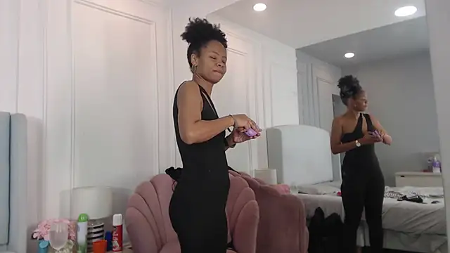 Snapshot of ChantalGarner chatting on 12.02.25 ChantalGarner online show from 12.02.25