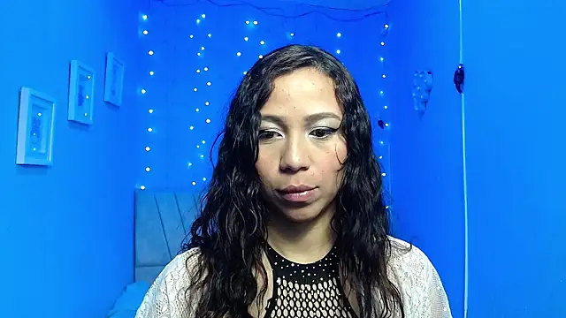 Snapshot of mIley_011 chatting on 10.04.25 mIley 011 online show from 10.04.25