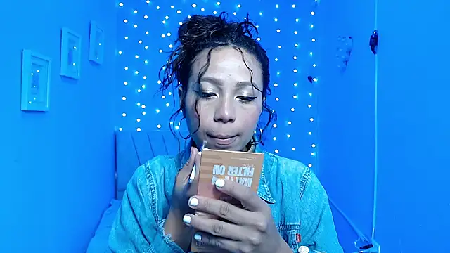 Snapshot of mIley_011 chatting on 10.18.25 mIley 011 online show from 10.18.25