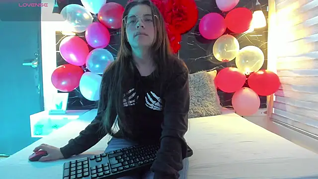 Snapshot of ZOE_LE chatting on 02.14.26 ZOE LE online show from 02.14.26