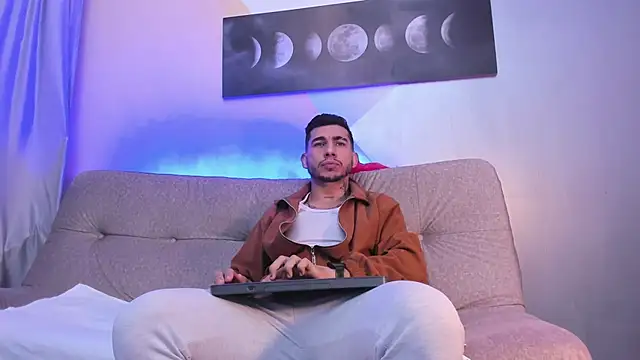 Taylor Lewiis online show from 10.07.25