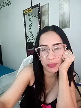 Snapshot of YaraDuartee chatting on 12.16.25 YaraDuartee online show from 12.16.25