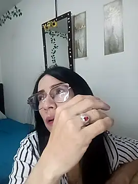 Snapshot of YaraDuartee chatting on 12.17.25 YaraDuartee online show from 12.17.25