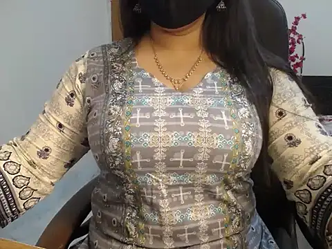 Queen Homaira online show from 11.13.25