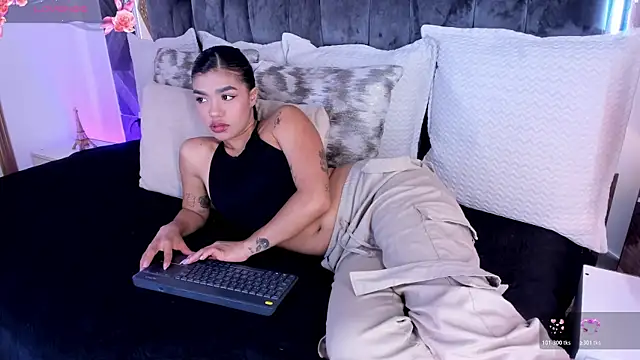 Snapshot of NaylaGrey chatting on 06.30.26 NaylaGrey online show from 06.30.26