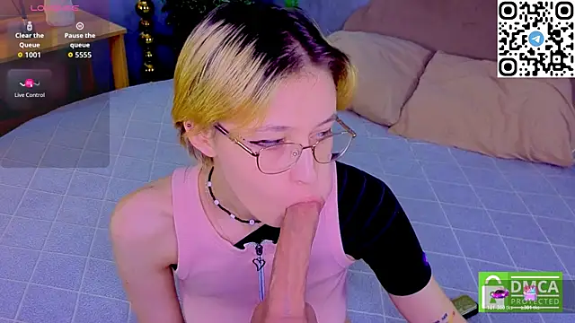 Snapshot of Sharlikiss chatting on 04.18.26 Sharlikiss online show from 04.18.26