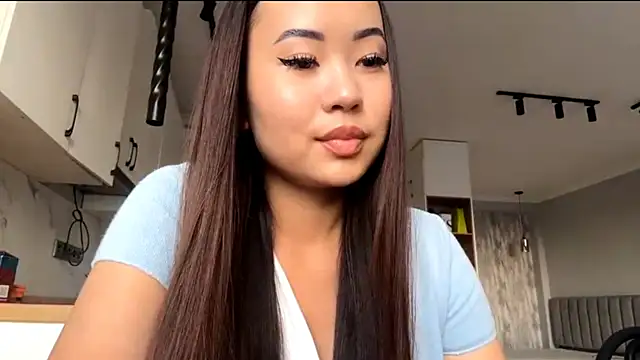 Snapshot of Ur_neighbor_Kira chatting on 10.13.25 Ur neighbor Kira online show from 10.13.25