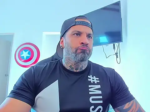 Snapshot of JoshRigby chatting on 11.08.25 JoshRigby online show from 11.08.25