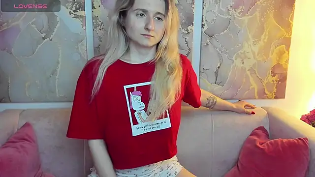 Snapshot of CamillaDreamer chatting on 04.18.26 CamillaDreamer online show from 04.18.26