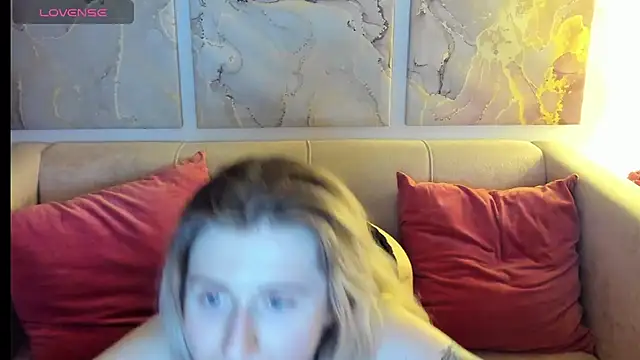 Snapshot of CamillaDreamer chatting on 04.19.26 CamillaDreamer online show from 04.19.26