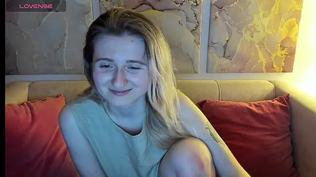 Snapshot of CamillaDreamer chatting on 04.19.26 CamillaDreamer online show from 04.19.26