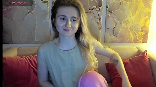 Snapshot of CamillaDreamer chatting on 04.20.26 CamillaDreamer online show from 04.20.26