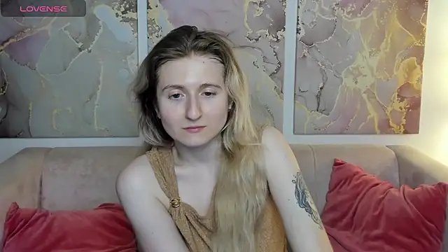 Snapshot of CamillaDreamer chatting on 04.28.26 CamillaDreamer online show from 04.28.26