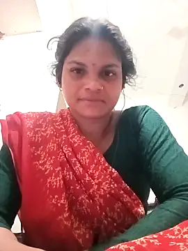 Snapshot of SHMA-77 chatting on 11.12.25 SHMA-77 online show from 11.12.25