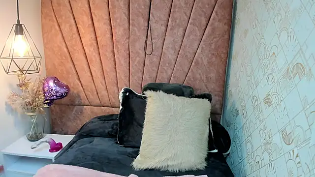 Issa Milf   online show from 11.05.25