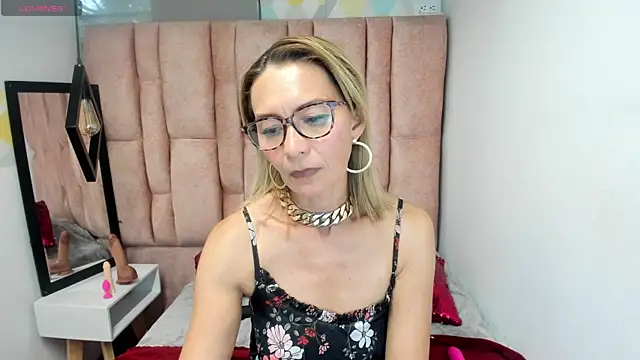 Issa Milf   online show from 04.15.26