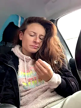 Snapshot of GoldenPussy1329 chatting on 10.27.25 GoldenPussy1329 online show from 10.27.25