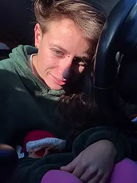 Snapshot of GoldenPussy1329 chatting on 11.18.25 GoldenPussy1329 online show from 11.18.25