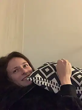 Snapshot of GoldenPussy1329 chatting on 11.18.25 GoldenPussy1329 online show from 11.18.25