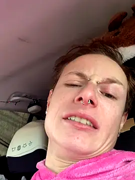 Snapshot of GoldenPussy1329 chatting on 12.20.25 GoldenPussy1329 online show from 12.20.25