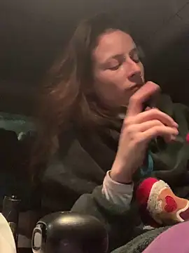 Snapshot of GoldenPussy1329 chatting on 12.21.25 GoldenPussy1329 online show from 12.21.25