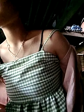 Snapshot of Tuelam_xx chatting on 10.23.25 Tuelam xx online show from 10.23.25