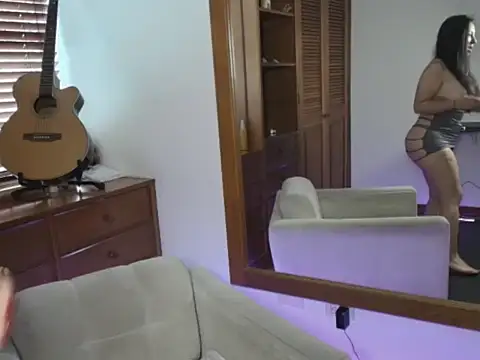 Snapshot of Talia__velvet chatting on 11.28.25 Talia velvet online show from 11.28.25