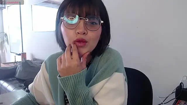 Snapshot of NamiDVelvet chatting on 10.03.25 NamiDVelvet online show from 10.03.25