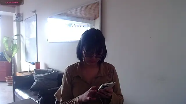 Snapshot of NamiDVelvet chatting on 10.11.25 NamiDVelvet online show from 10.11.25