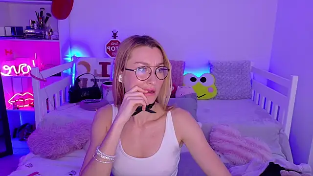 MysticRoxanne online show from 12.03.25