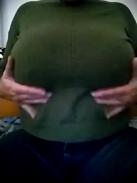 Snapshot of sexyguenda chatting on 10.21.25 sexyguenda online show from 10.21.25