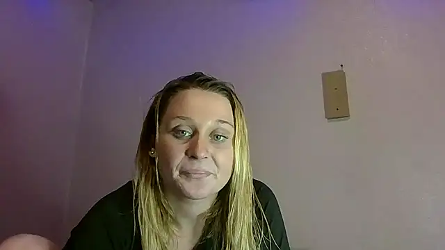 Snapshot of Queen2454 chatting on 10.08.25 Queen2454 online show from 10.08.25
