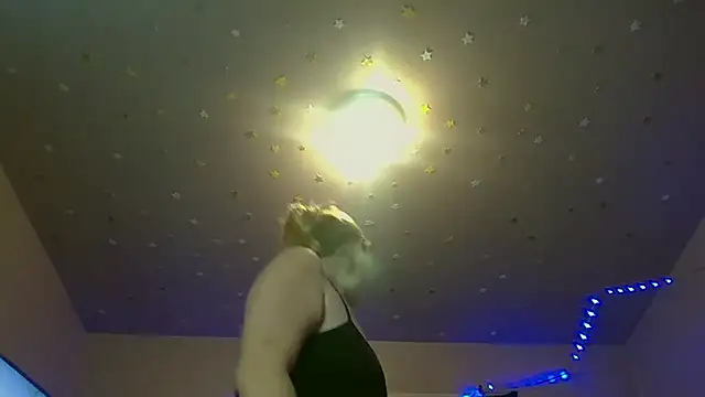 Queen2454 online show from 10.26.25